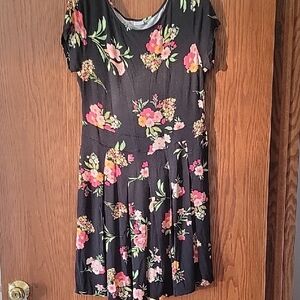 Chic Floral Mini Dress in Black